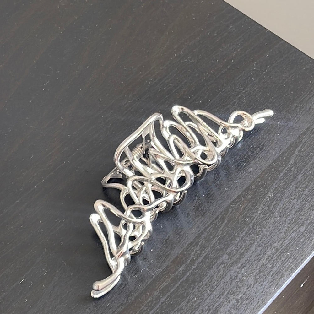Edgy claw clip